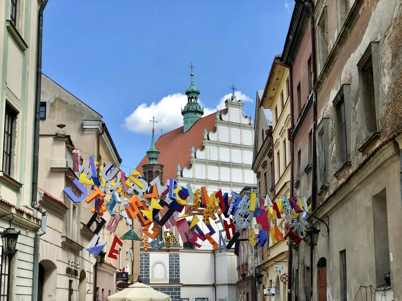 Kolorowa instalacja nad uliczką Starego Miasta w Lublinie