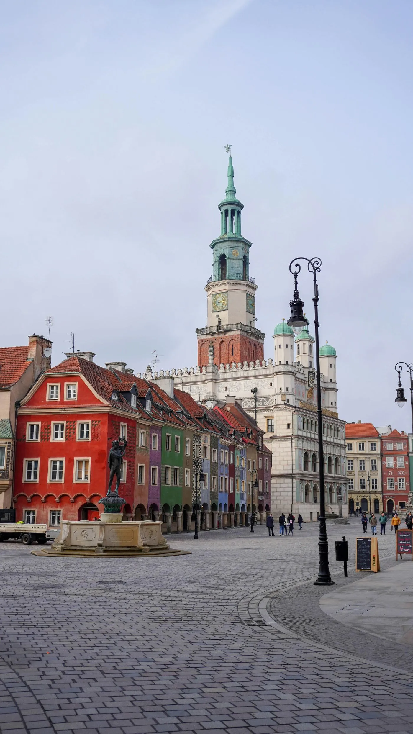Ratusz z wieżą zegarową na Starym Rynku w Poznaniu